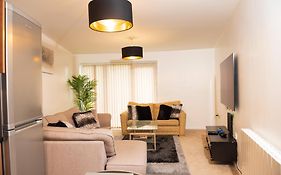 Luxury Two Bedroom Flat Opposite Coop Live N Etihad Stadium With Free Secure Parking, Netflix And Sky Tv